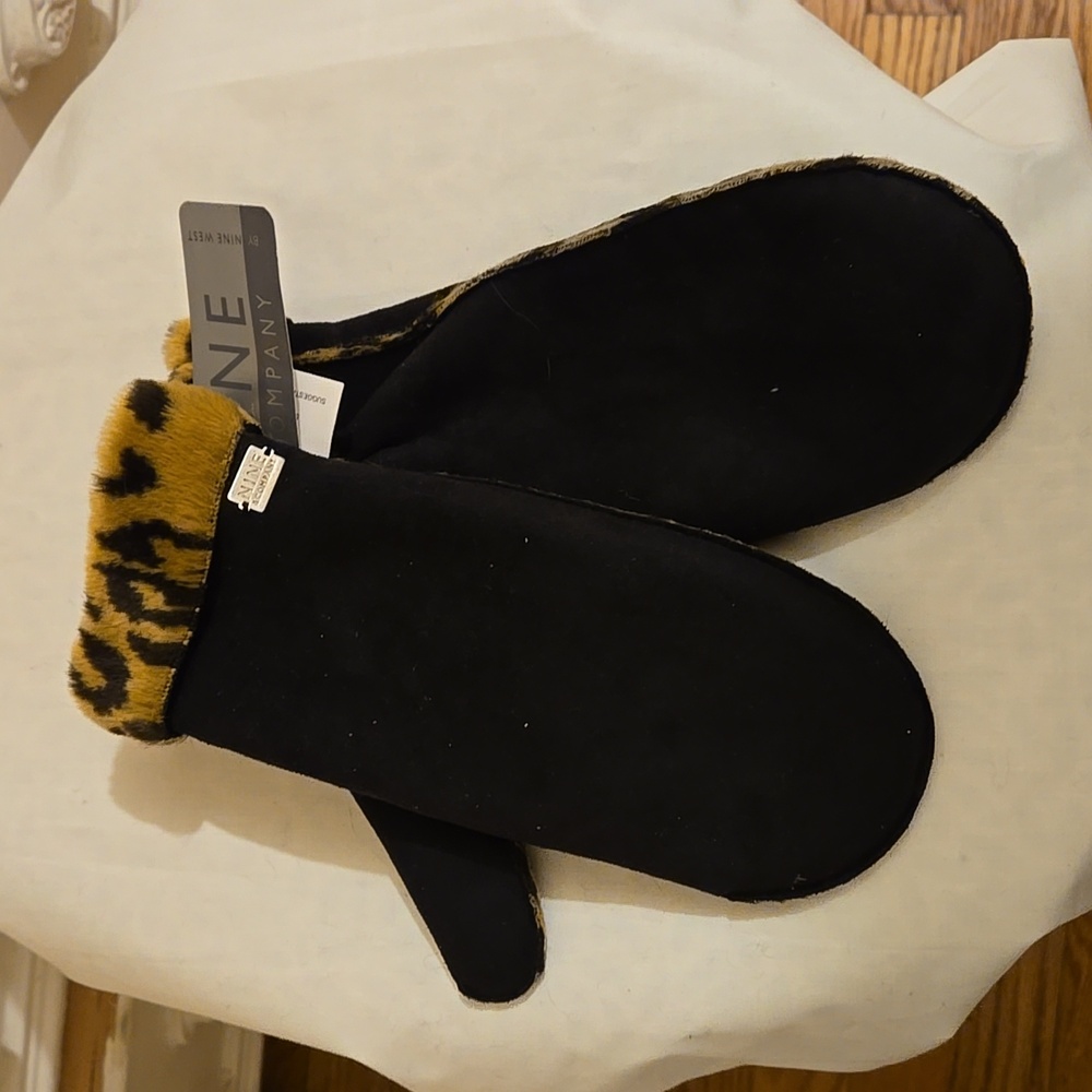 NWT Nine West suede-like black mittens with faux leopard accents. SZ S/M